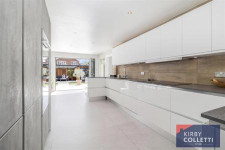 RE-FITTED KITCHEN/DINING ROOM