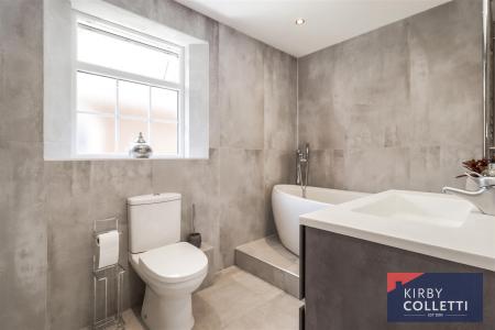 FAMILY BATH/SHOWER ROOM