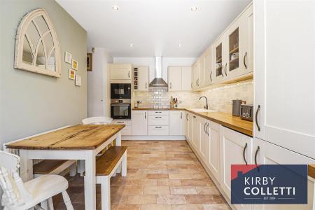 KITCHEN/BREAKFAST ROOM