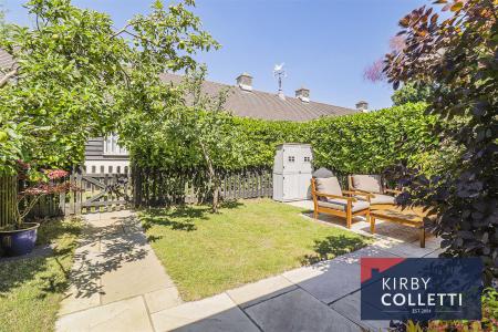 CHARMING COTTAGE GARDEN