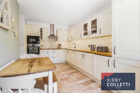 KITCHEN/BREAKFAST ROOM