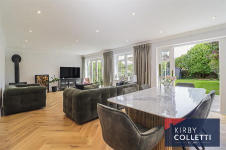 LOUNGE/DINING ROOM