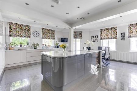 KITCHEN/BREAKFAST ROOM