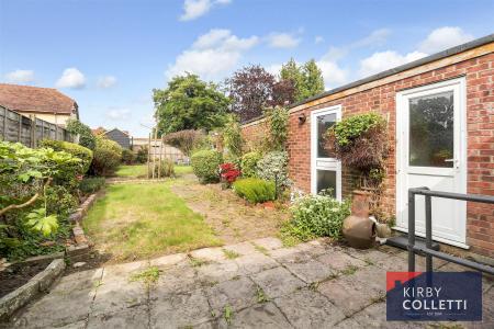 81 FT REAR GARDEN