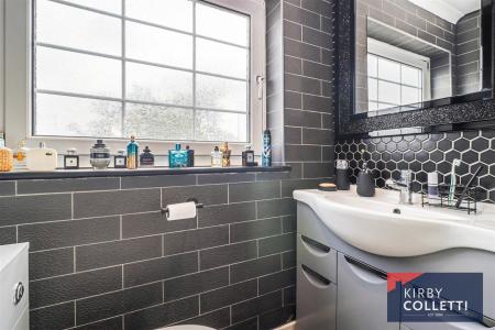 EN SUITE TO BEDROOM TWO