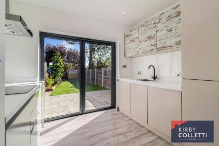 FITTED KITCHEN
