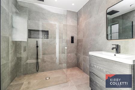 EN SUITE SHOWER ROOM TO BEDROOM 2