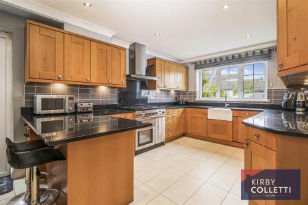 KITCHEN/BREAKFAST ROOM