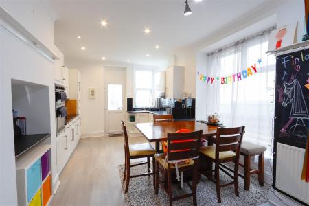 OPEN KITCHEN/DINER