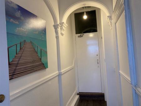 24 The Parade - communal hallway.jpg
