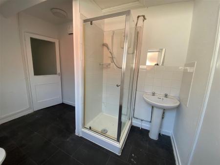 40a Station Road - bathroom.jpg