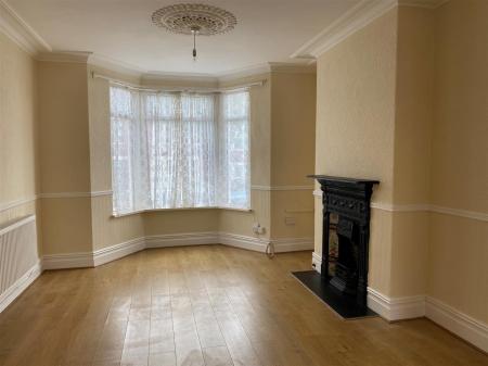 147 Gladstone Road - living room front.jpg