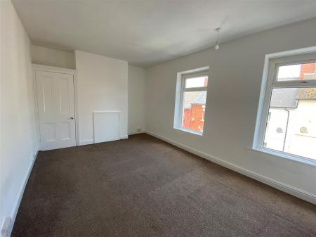 21 Phyllis Street - front bedroom.jpg
