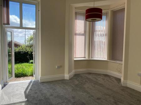 Flat 1, 8 Park Road - living room 3.jpg