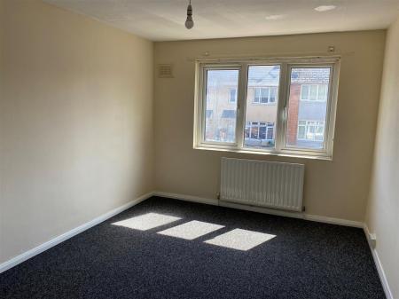10 Dafydd Place - front bedroom.jpg