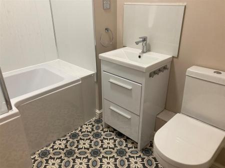 24 Ty Capstan - en suite 4.jpg