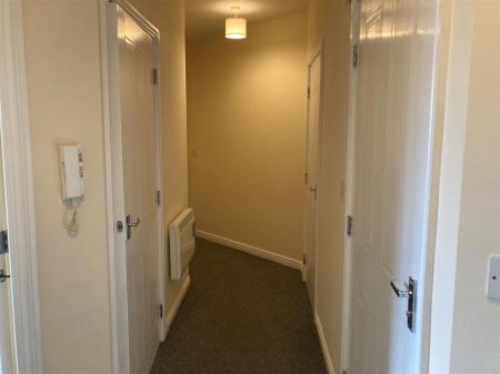 24 Ty Capstan - hallway.jpg