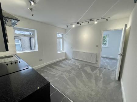23 Kingsland Crescent - living area 2.jpg