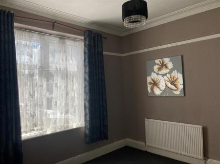 8 Phyllis Street - front room 2.jpg