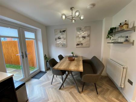 34 Fford Darwin - dining area.jpg