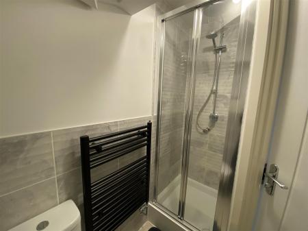 34 Ffordd Darwin - en suite (2).jpg