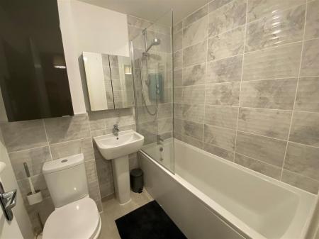 34 Ffordd Darwin - family bathroom.jpg