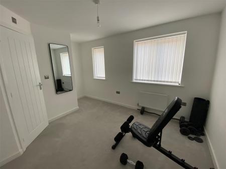 34 Ffordd Darwin -master bedroom.jpg