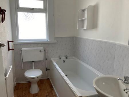 First Floor Flat, 161 Gladstone Road - bathroom.jp