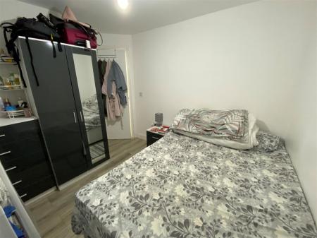 2, 206 Holton Road - bedroom.jpg