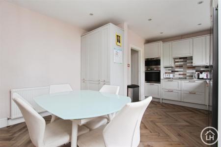 Kitchen / Dining Area