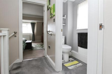 Landin / Upstairs Bathroom