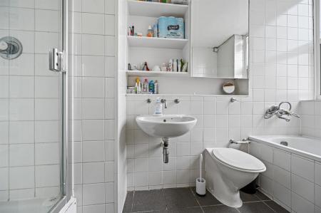 BCLR - Flat 1, 21 Lower Merton Rise - Bathroom (4)