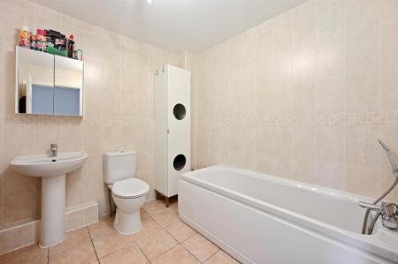 BCLR - 7 Bampton Drive - Bathroom (4).jpg