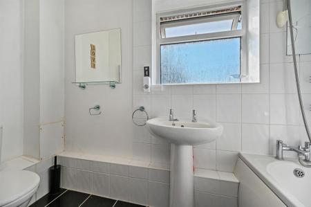 BCLR - 11 Felton Close - Bathroom (4).jpg