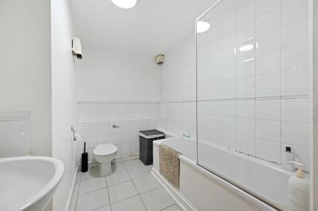 LR - 21 Kingweston Close - Bathroom3 (1).jpg