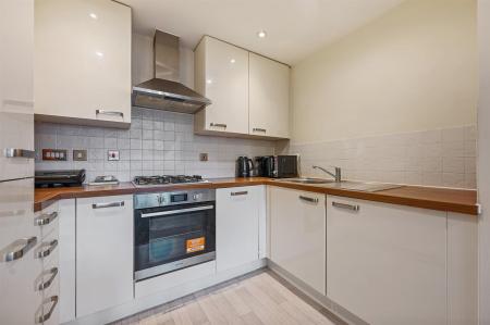 LR - Flat 6, 45 Avian Avenue - Kitchen3 (1).jpg