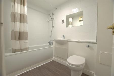 Bathroom_inPixio.jpg
