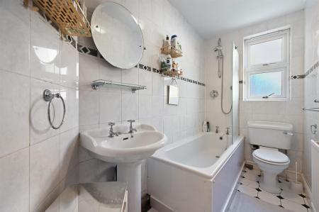 RCLR- FFF 29 minster road- bathroom 3 (1).jpg