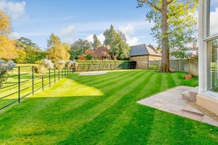 8366480-exterior09-8