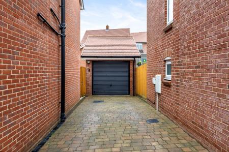 Garsge/Driveway