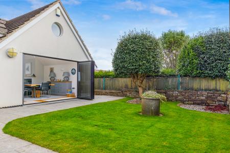 8 Bi-fold From Garde