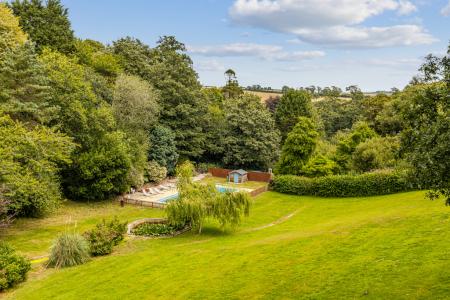 6 Grounds & Pool 4 S