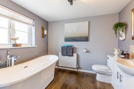 19 Bathroom 1 Lord N