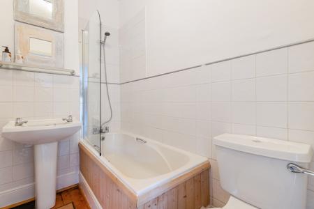 22 Family Bathroom 6