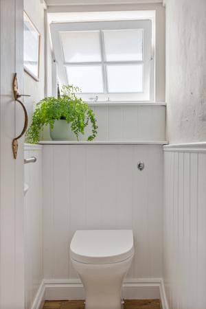 20 Cloakroom Windrus