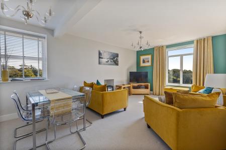 8 Sitting Dining Are