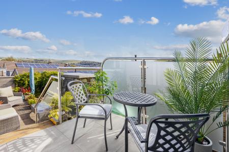 10 Side Terrace 33 C