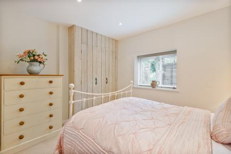 11 Bed 1  Porthole B