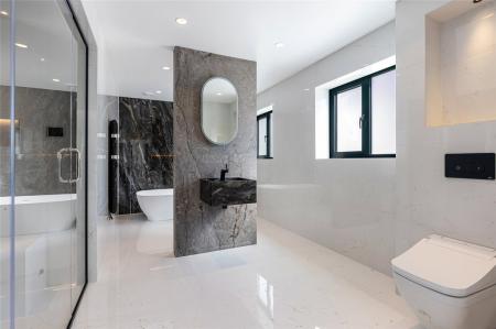Main En-Suite