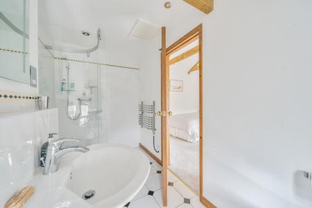 1334569-40-689dfd549